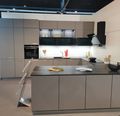 Küche in Taupe mit Studio Line Geräten (Nr. 2106801)
