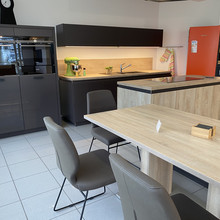 Bauformat "Porto": Moderne Küche mit Siemens Studioline Geräten 